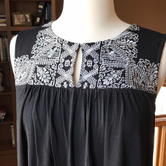 Beautiful sleeveless blouse - Picture 2 of 6